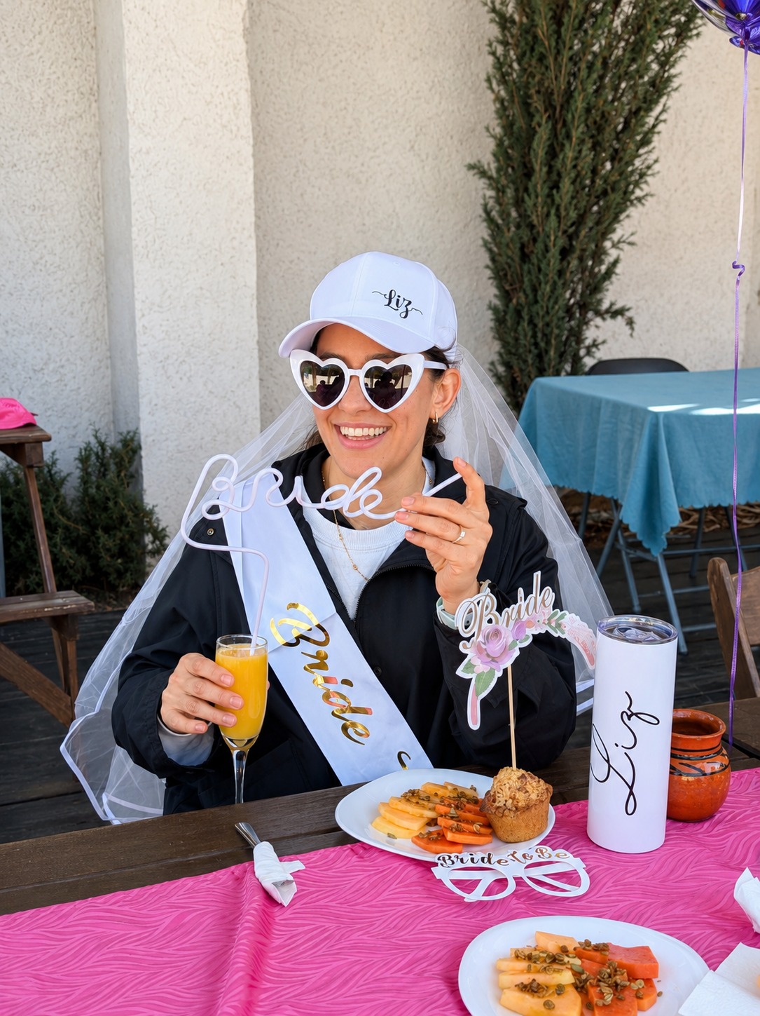 Novia usando kit personalizado para despedida de soltera