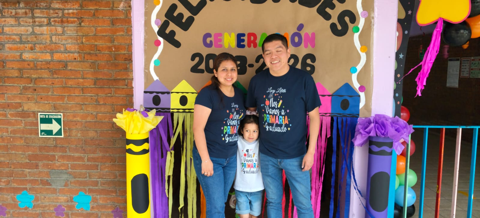 Familia usando playeras personalizadas para graduaci&oacute;n