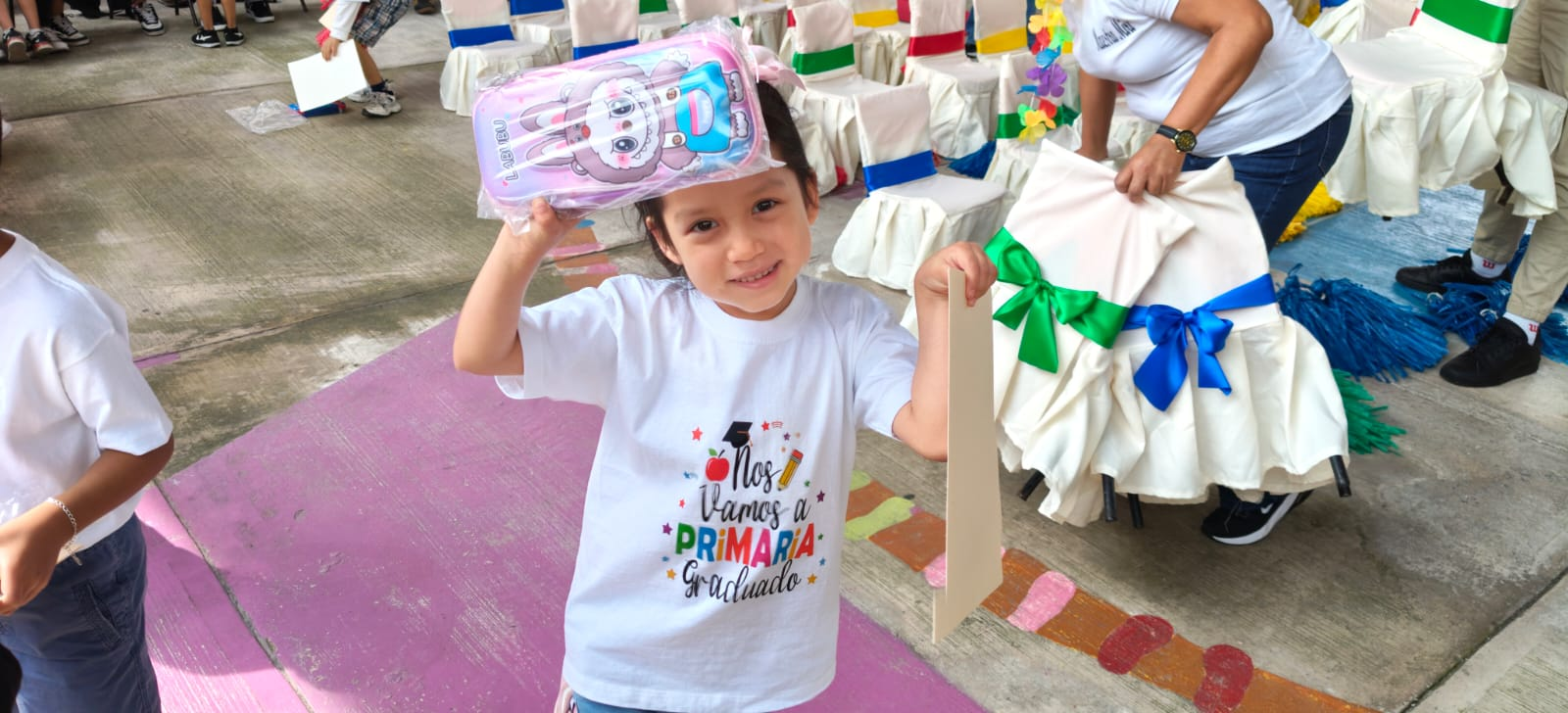 Playera personalizada de graduaci&oacute;n en evento escolar